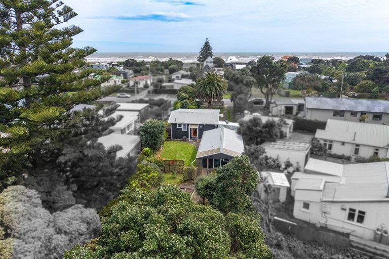 Photo of property in 8 The Avenue, Otaki Beach, Otaki, 5512