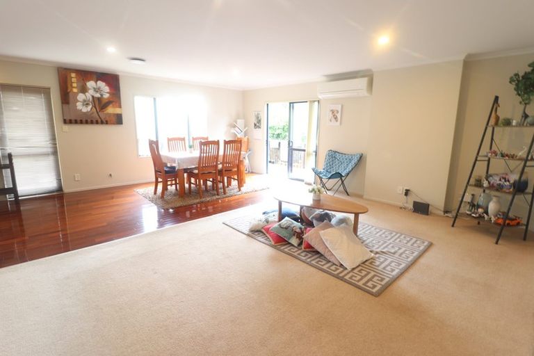 Photo of property in 16 Crimson Park, Oteha, Auckland, 0632