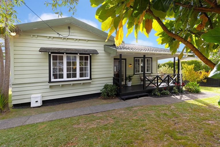 Photo of property in 5 Rewa Street, New Lynn, Auckland, 0600