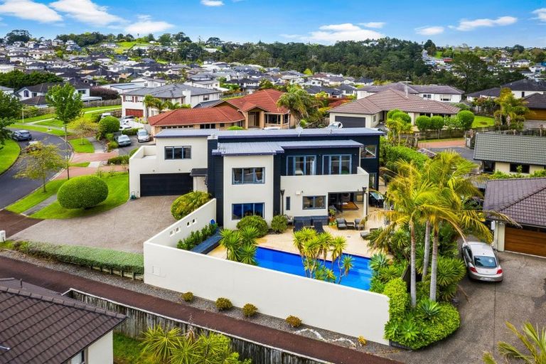 Photo of property in 32 English Oak Drive, Schnapper Rock, Auckland, 0632