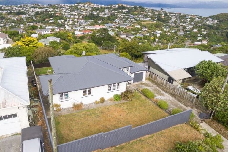 Photo of property in 14 Ruskin Road, Newlands, Wellington, 6037
