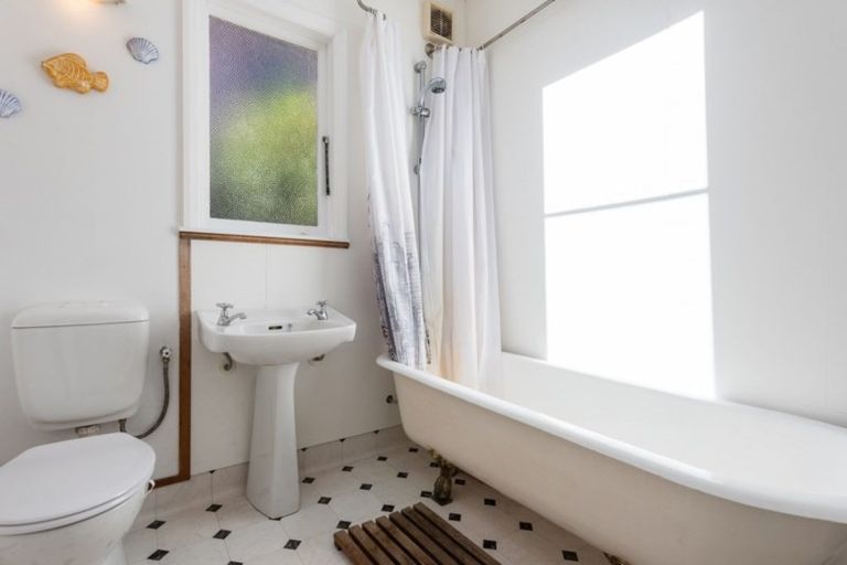 Photo of property in 16 Albemarle Road, Northland, Wellington, 6012