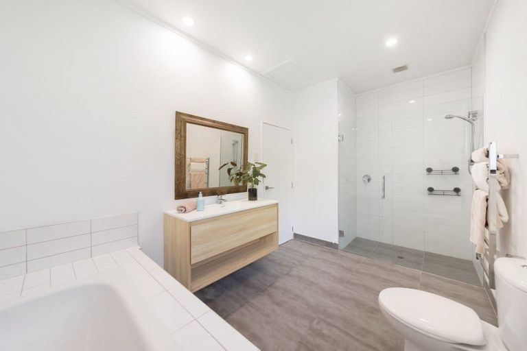 Photo of property in 53b Onedin Place, Titirangi, Auckland, 0604