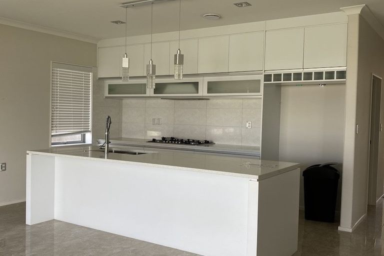 Photo of property in 16 Kira Road, Flat Bush, Auckland, 2016