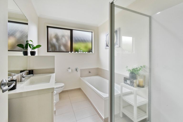 Photo of property in 6 Mcgowan Rise, Tuakau, 2121