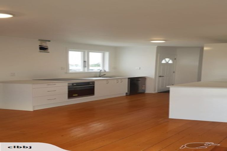 Photo of property in 32 Roberts Road, Te Atatu South, Auckland, 0610