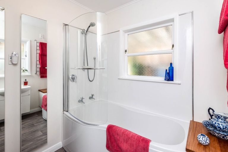 Photo of property in 15 Ruskin Road, Newlands, Wellington, 6037