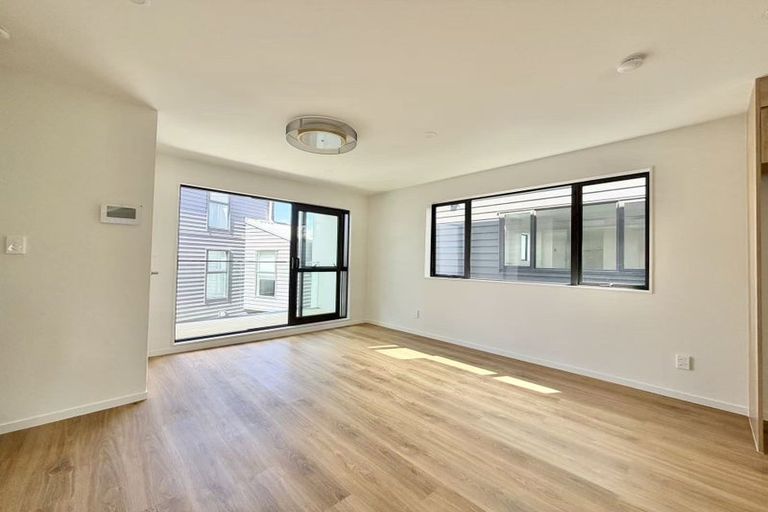 Photo of property in 7/6 Woodhouse Place, West Harbour, Auckland, 0618
