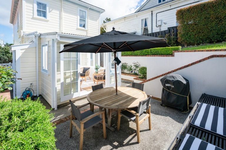 Photo of property in 33 Grove Road, Kelburn, Wellington, 6012