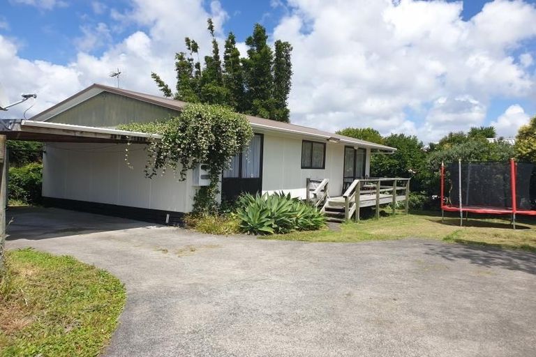 Photo of property in 9 Kirrie Avenue, Te Atatu South, Auckland, 0610