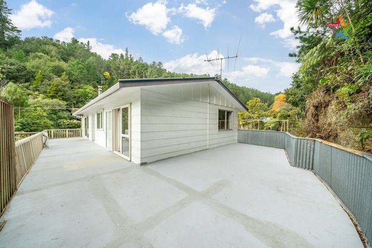 Photo of property in 102 Pinehaven Road, Pinehaven, Upper Hutt, 5019