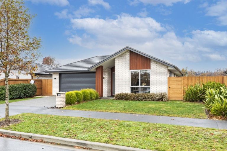 Photo of property in 28 Evelyn Crescent, Marshland, Christchurch, 8083