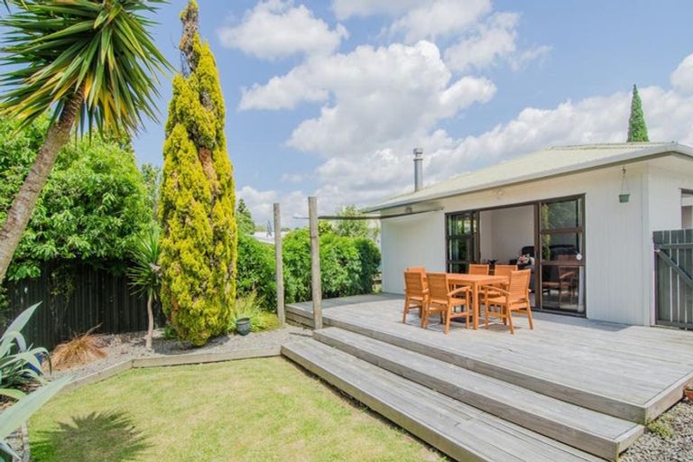 Photo of property in 8 Dolan Place, New Lynn, Auckland, 0600