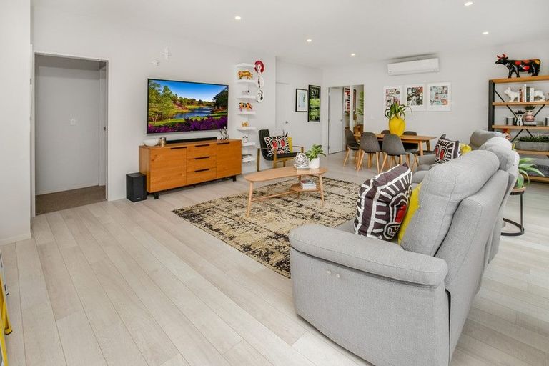 Photo of property in 17 Gelderland Way, Karaka, Papakura, 2113