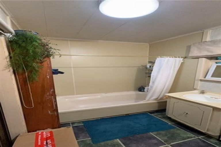 Photo of property in 32 Woodvale Grove, Fairfield, Lower Hutt, 5011
