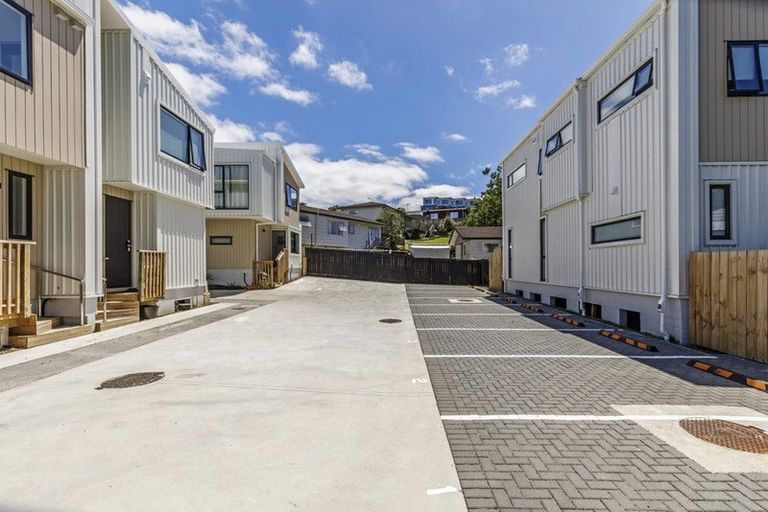 Photo of property in 2/7 Cedar Heights Avenue, Massey, Auckland, 0614