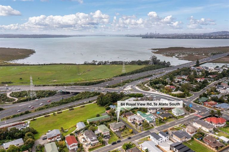 Photo of property in 84 Royal View Road, Te Atatu South, Auckland, 0610
