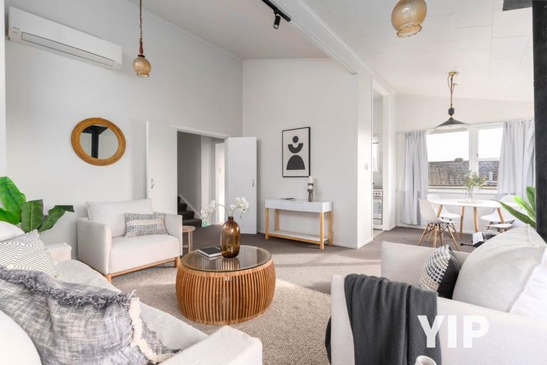 Photo of property in 9 Alwyn Place, Newlands, Wellington, 6037