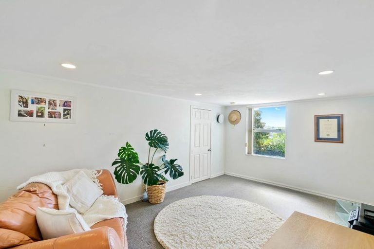 Photo of property in 1/8 Ludlow Terrace, Totara Vale, Auckland, 0627