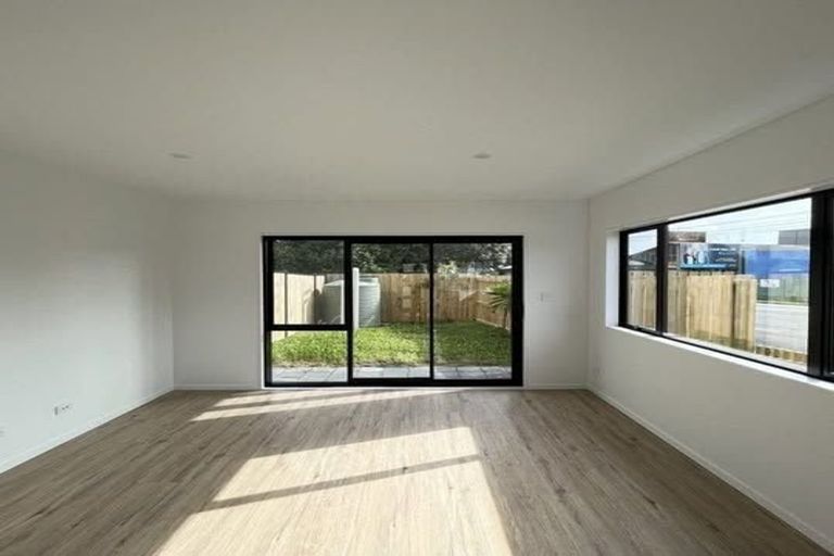 Photo of property in 1 Eileen Newey Place, Henderson, Auckland, 0612