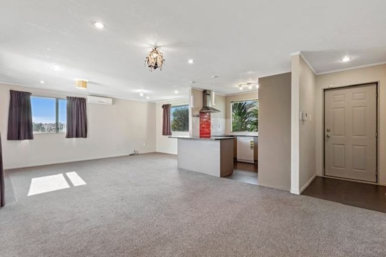 Photo of property in 43 Hewlett Road, Massey, Auckland, 0614