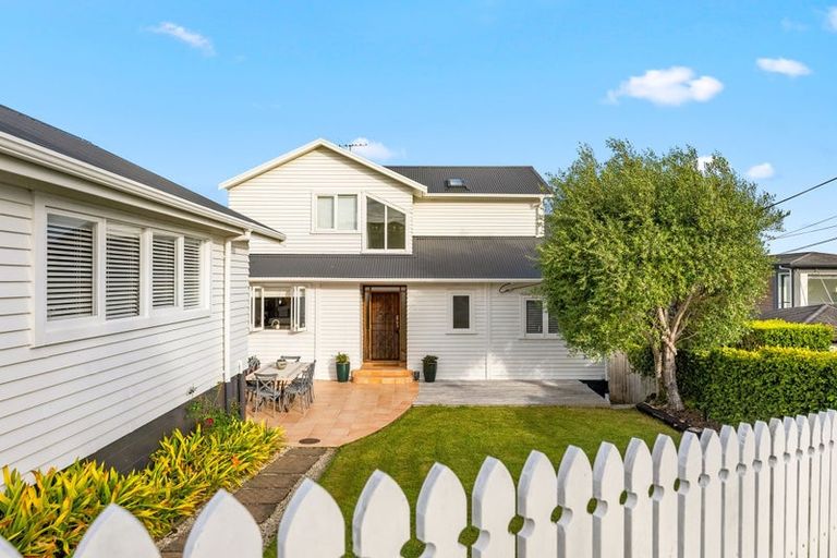 Photo of property in 15 Seaview Road, Castor Bay, Auckland, 0620