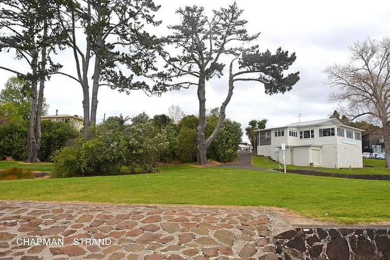 Photo of property in 9 Chapman Road, Te Atatu Peninsula, Auckland, 0610