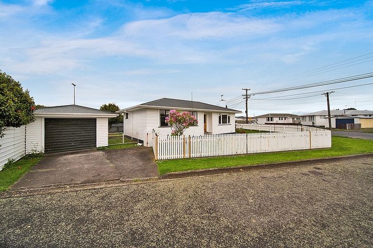 Photo of property in 21 Pacey Avenue, Hawera, 4610