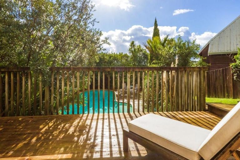 Photo of property in 3 Beulah Avenue, Rothesay Bay, Auckland, 0630