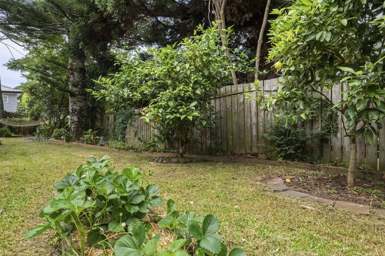 Photo of property in 1/10 Halder Place, Torbay, Auckland, 0632