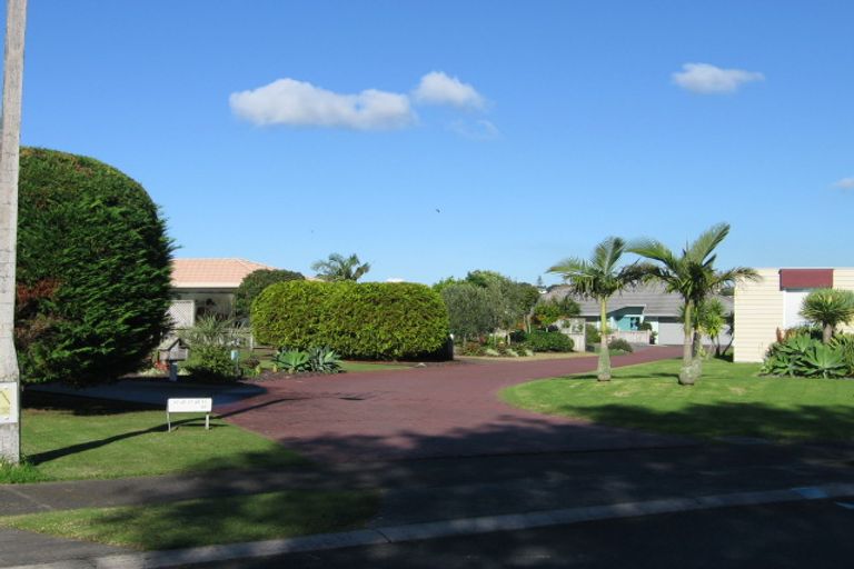 Photo of property in 43 Settlers Grove, Orewa, 0931