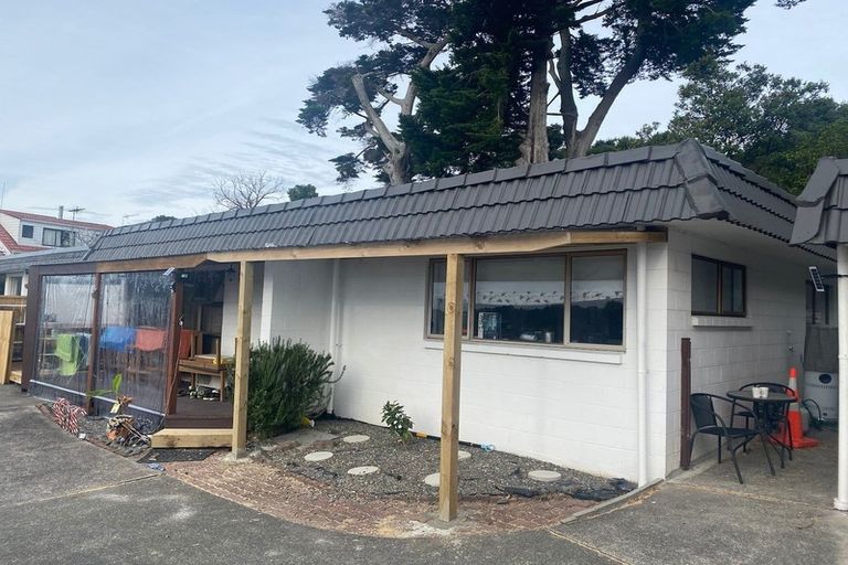 Photo of property in 2/16 Hollyhock Place, Browns Bay, Auckland, 0630