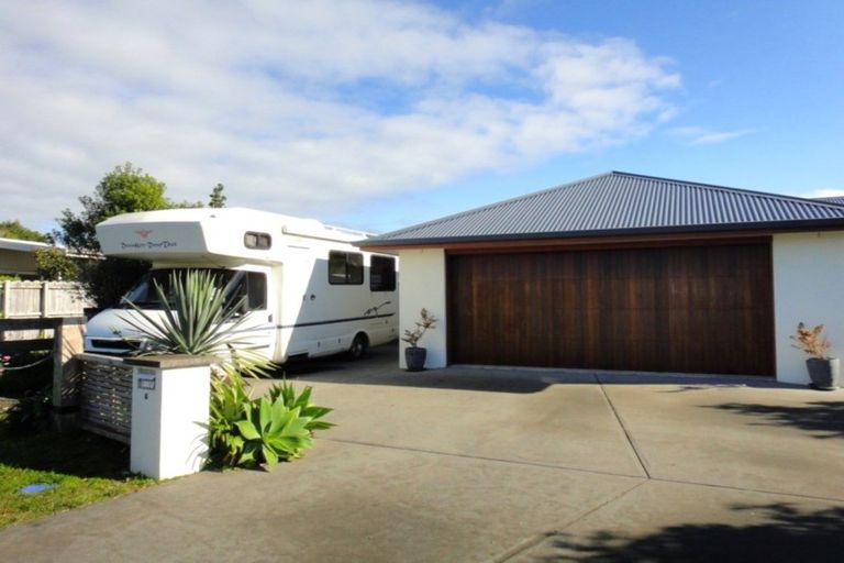 Photo of property in 6 Resolution Place, One Tree Point, 0118