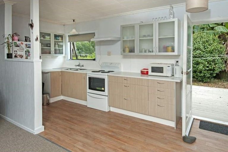 Photo of property in 21 Ranui Station Road, Ranui, Auckland, 0612