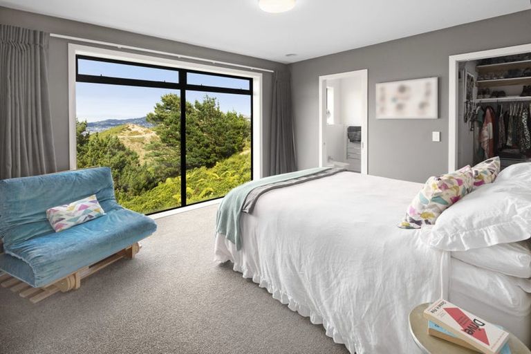 Photo of property in 16 Piper Way, Newlands, Wellington, 6037