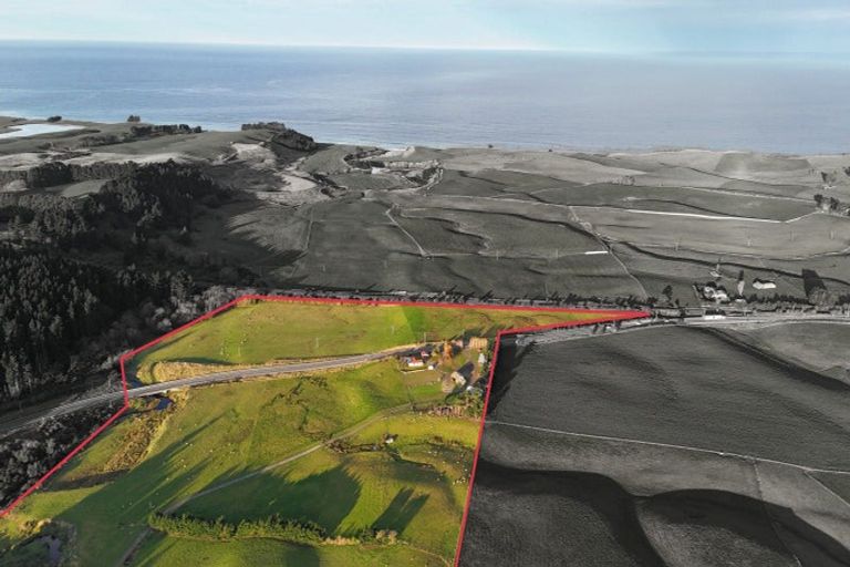 Photo of property in 16 Bay Road, Purakaunui, 9081