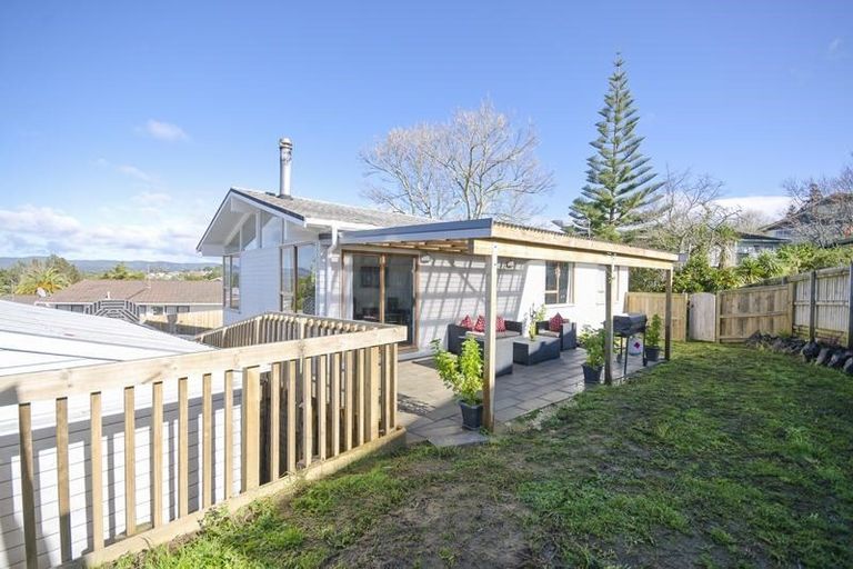 Photo of property in 19 Crompton Road, Massey, Auckland, 0614