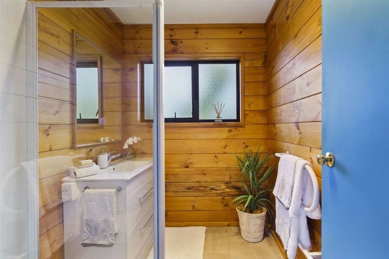 Photo of property in 2/11 Sunhaven Avenue, Glenfield, Auckland, 0629