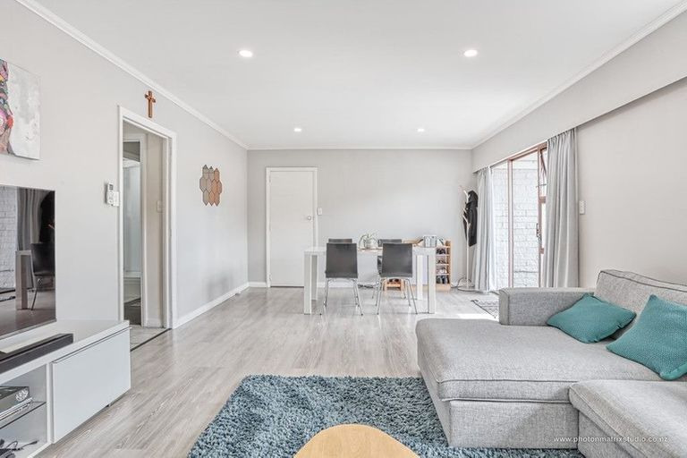 Photo of property in 2/33 Lowtherhurst Road, Massey, Auckland, 0614