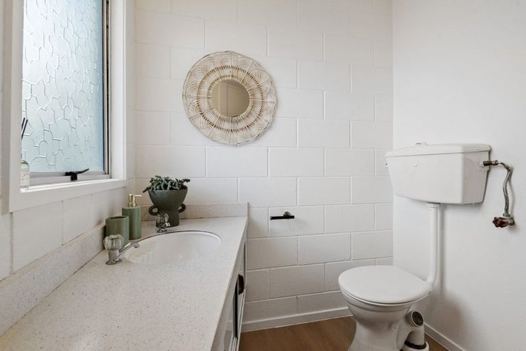 Photo of property in 1/92 Lake Road, Northcote, Auckland, 0627