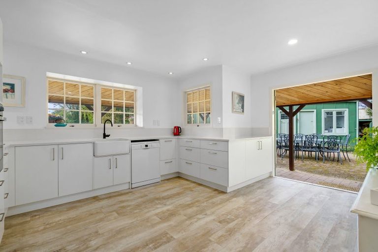 Photo of property in 261 Shakespeare Street, Leamington, Cambridge, 3432