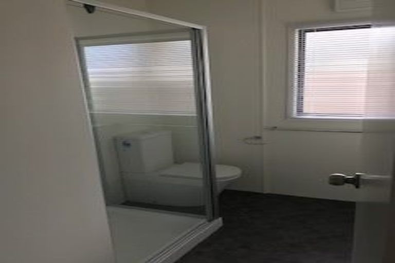 Photo of property in 33 Helleur Road, Massey, Auckland, 0614