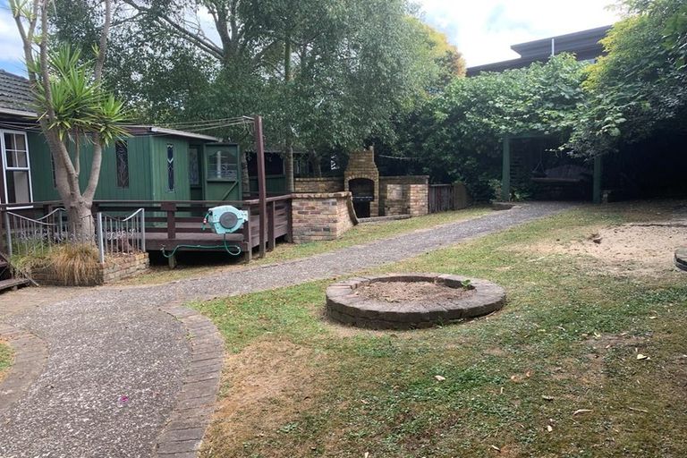 Photo of property in 27 Wairau Road, Forrest Hill, Auckland, 0627