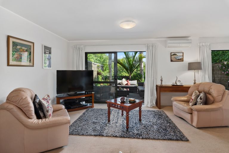 Photo of property in 2/90 Albany Highway, Greenhithe, Auckland, 0632