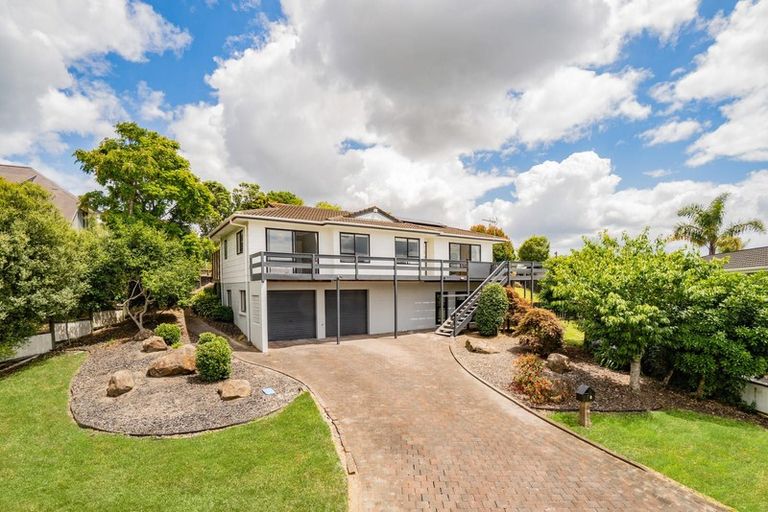 Photo of property in 8 Forsythe Place, Massey, Auckland, 0614