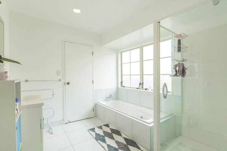 Photo of property in 2/182 Mokoia Road, Chatswood, Auckland, 0626