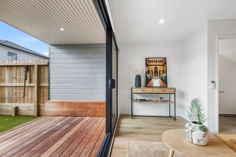 Photo of property in 21 Divich Avenue, Te Atatu South, Auckland, 0610