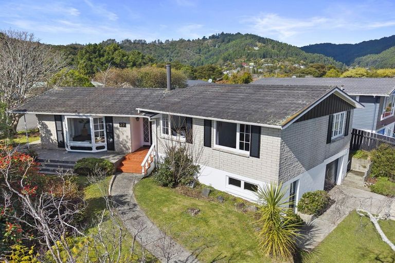 Photo of property in 27 Sunbrae Drive, Silverstream, Upper Hutt, 5019