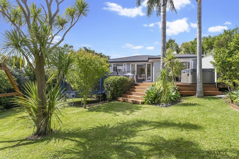 Photo of property in 12 Deane Avenue, Titirangi, Auckland, 0604