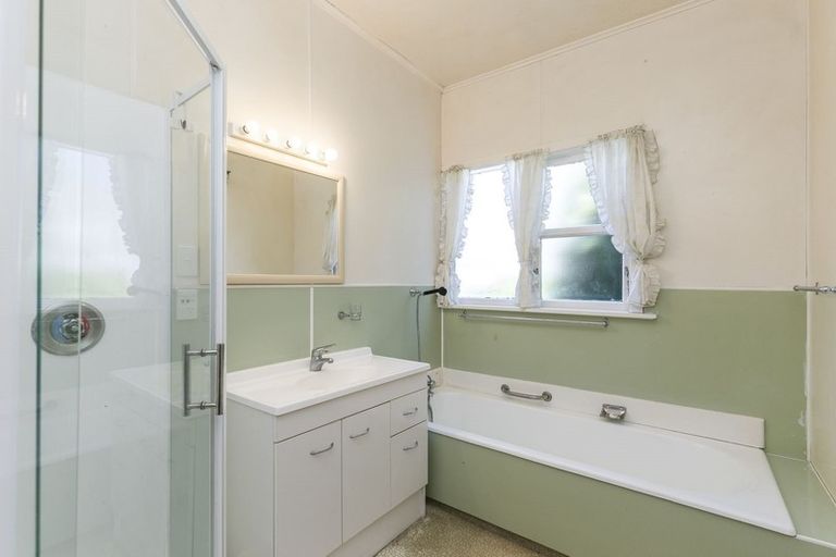 Photo of property in 24 Chamberlain Road, Karori, Wellington, 6012